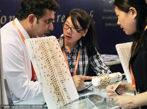 Glittery expo attracts jewelry fans in Shanghai