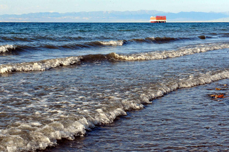 Mirror-like Qinghai Lake attracts thousands of tourists