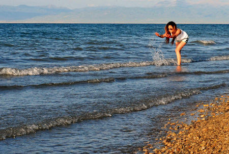 Mirror-like Qinghai Lake attracts thousands of tourists