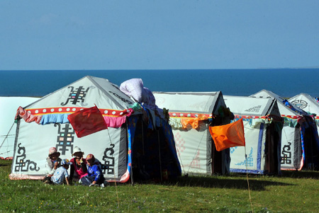 Mirror-like Qinghai Lake attracts thousands of tourists