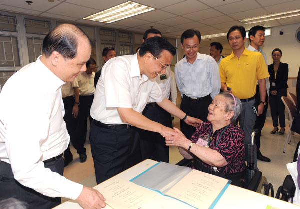 Li visits Hong Kong elderly community