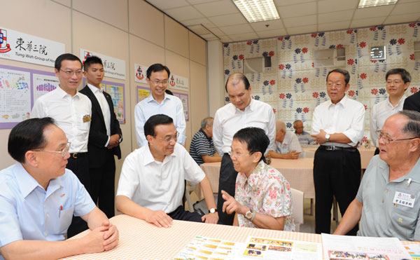 Li visits Hong Kong elderly community