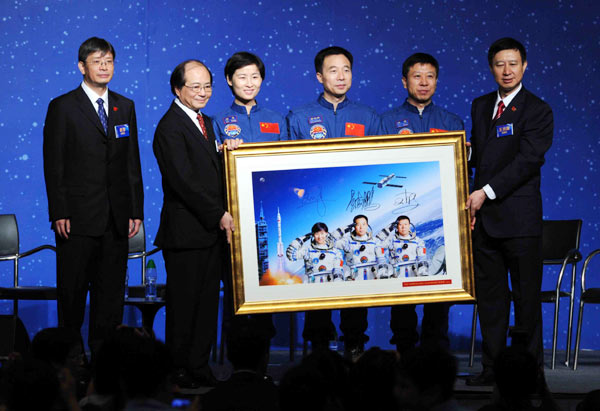 Astronauts inspire children during HK visit