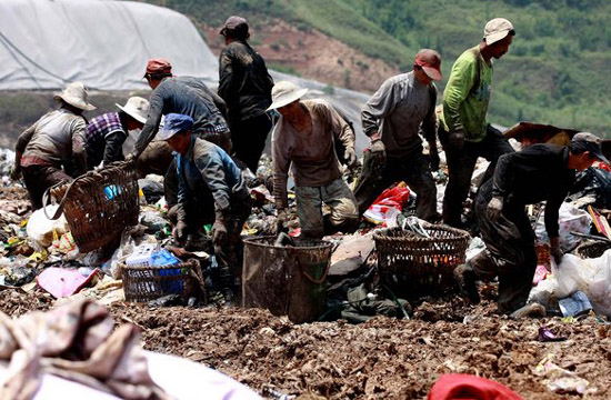 Landfill in Xi'an attracts treasure hunters