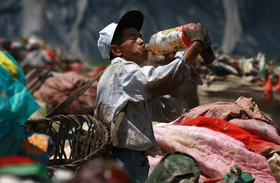 Landfill in Xi'an attracts treasure hunters