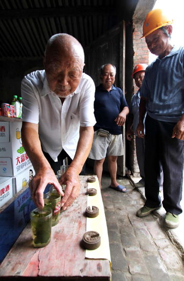 Store owner serves free tea in summer