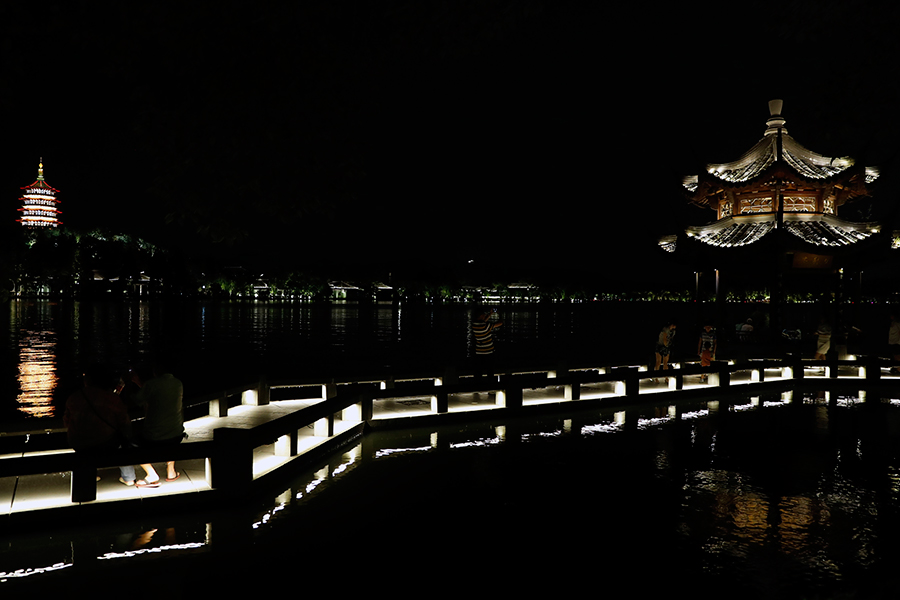 Fireworks light up West Lake in Hangzhou