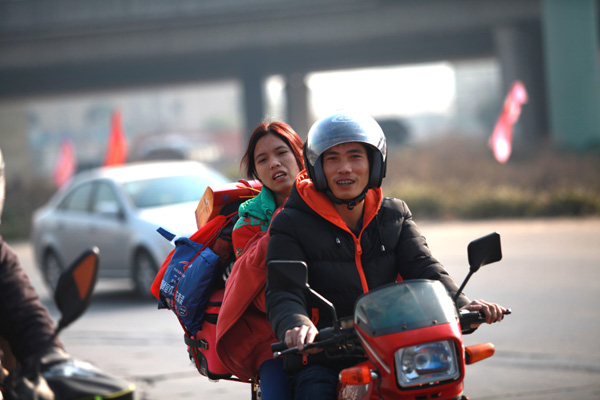 Migrant workers beat holiday rush on motorbikes