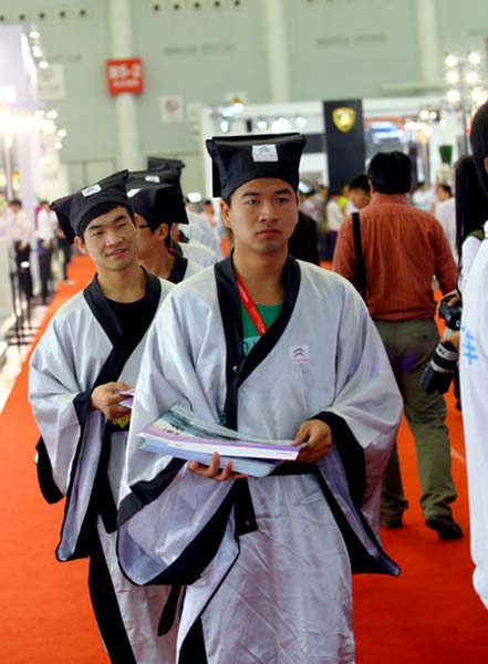 Qing Dynasty princess appears in Auto Show