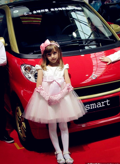 Cute kid model at Qingdao int'l auto show