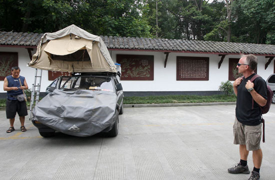Filial son builds 'RV' to travel around China