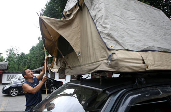 Filial son builds 'RV' to travel around China