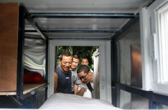 Filial son builds 'RV' to travel around China