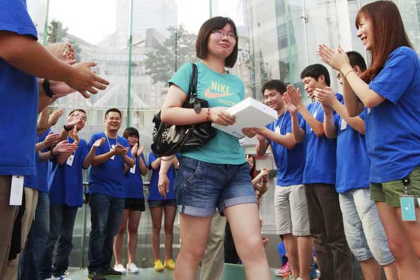 New iPad launch draws crowds