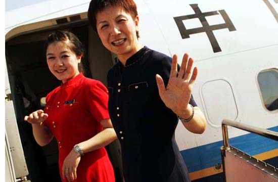 'Mom flight attendant' landed after 32 yrs of flying