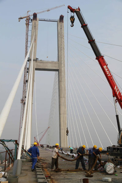 Cables crisscross new bridge across Yangzte