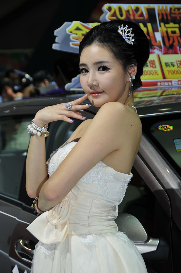 Models shine at Guangzhou auto show