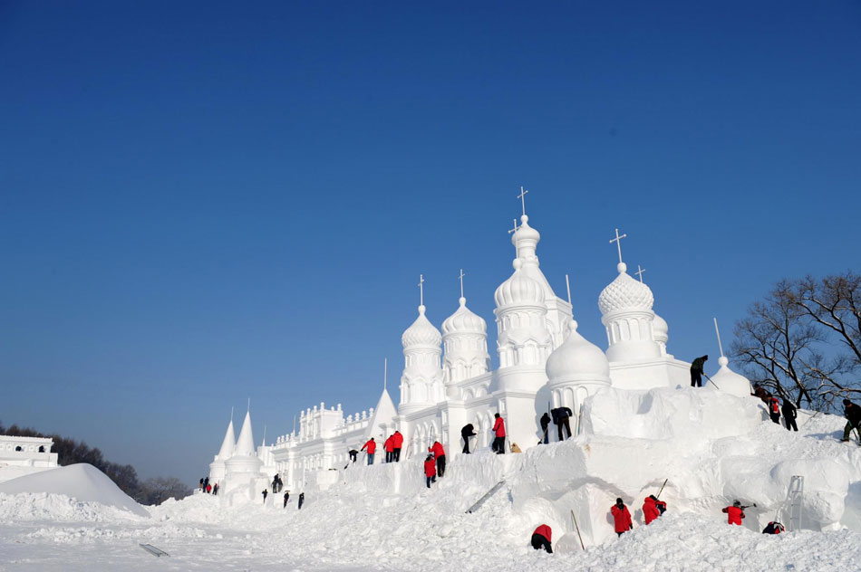 Snow sculptures, a blessing for those braving cold weather