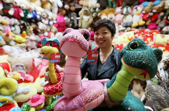 Toy snakes popular as Year of Snake approaches