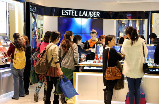 Shopping sales in Hong Kong attract mainland customers