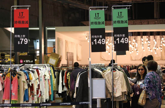 Shopping sales in Hong Kong attract mainland customers