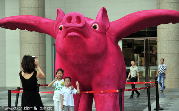 Flying pig attracts walkers in Fuzhou