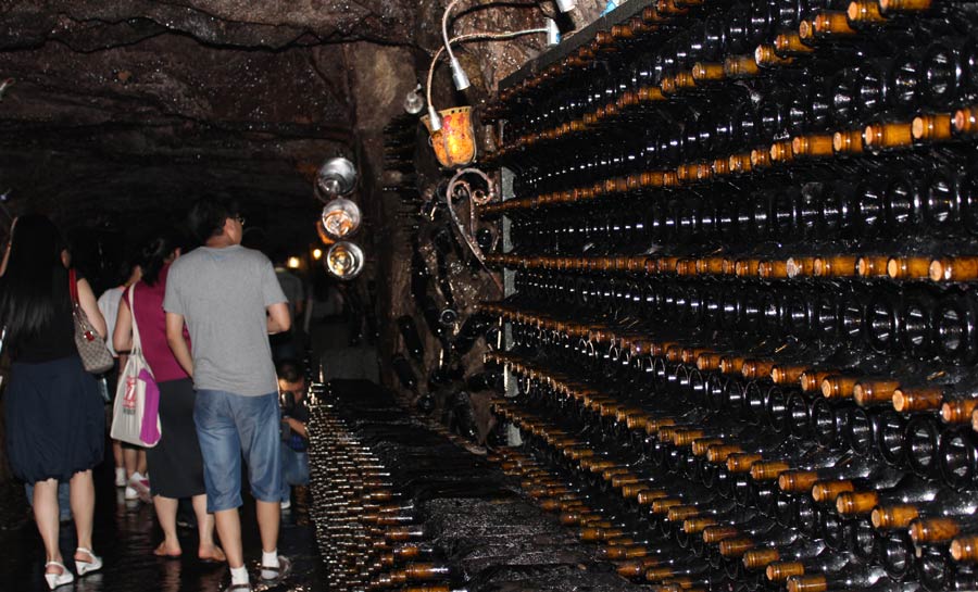 China' first wine cellar opens in Changli county