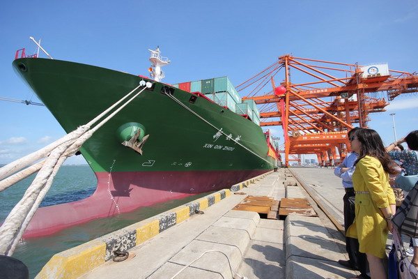 Shipping lines shed assets to offset poor performance