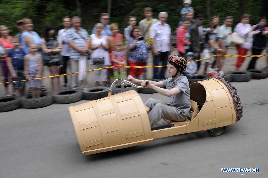 Teenages compete in soapbox derby race in Estonia