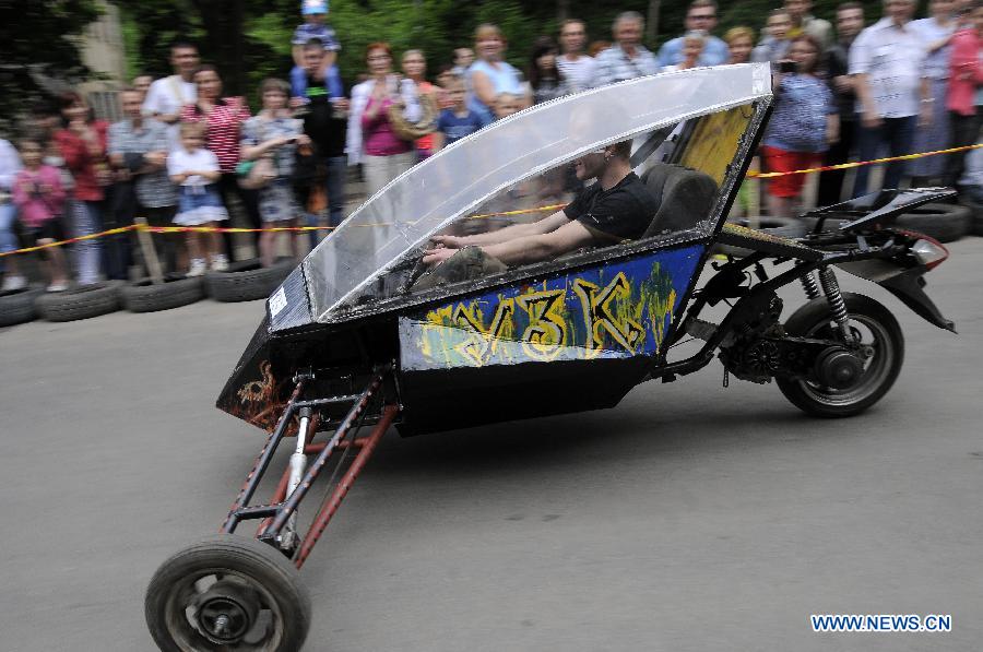 Teenages compete in soapbox derby race in Estonia