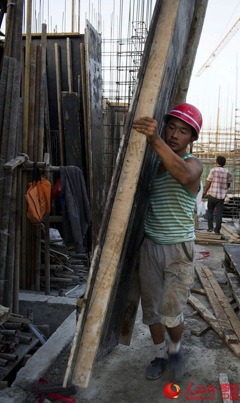 Lives of carpenters on construction site