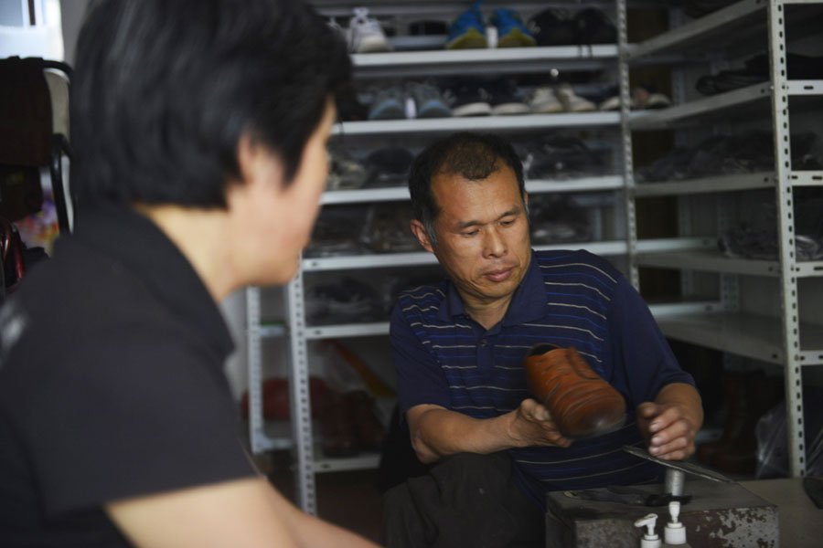 Shandong cobbler maintains happy life despite obstacles