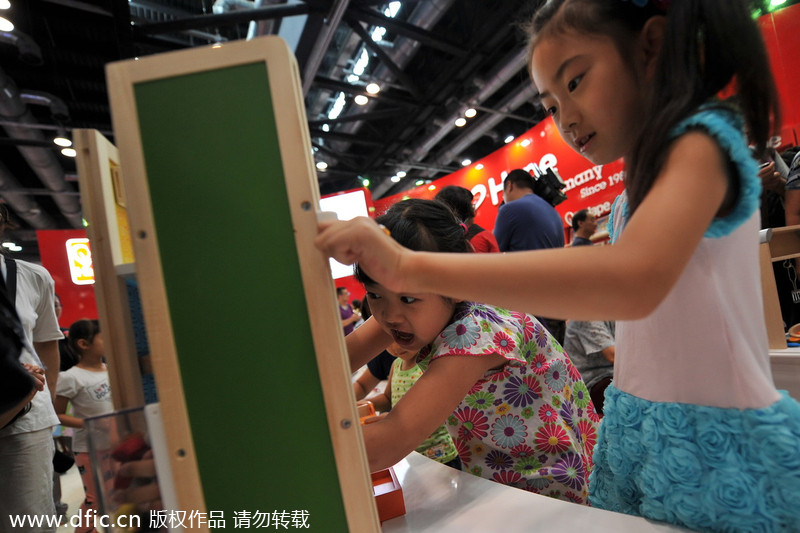 Children have fun at Beijing toy expo