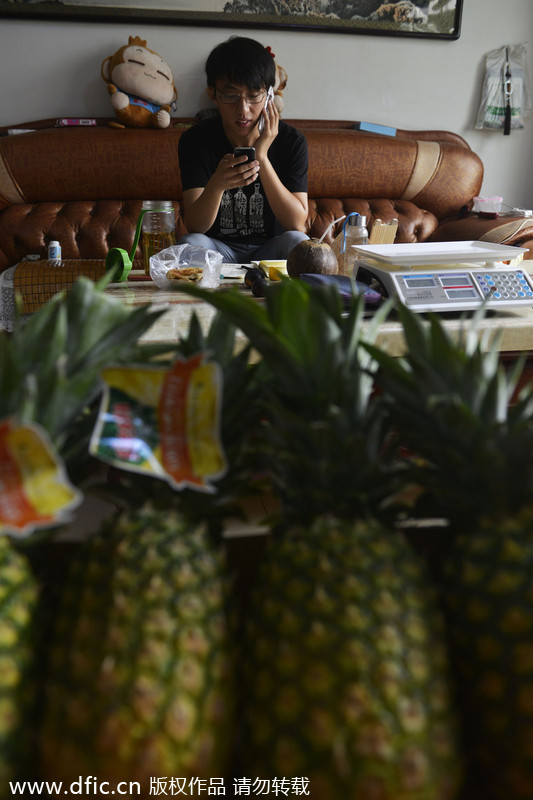 Student turns WeChat into fruit market