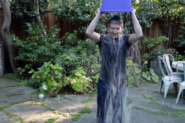 Ice bucket charity heats up Internet