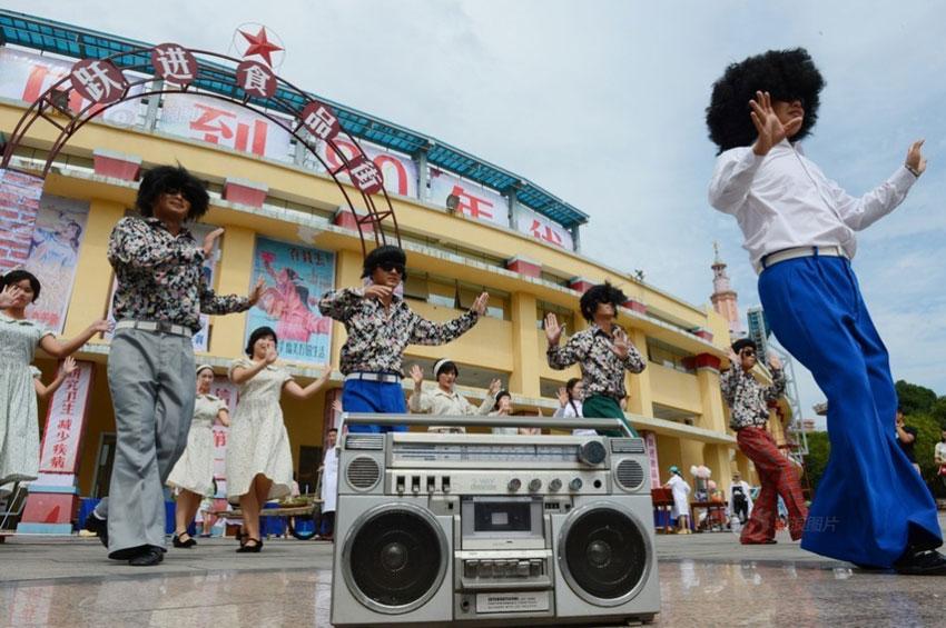 Changsha takes visitors 'back to the 1980s' during nostalgic event