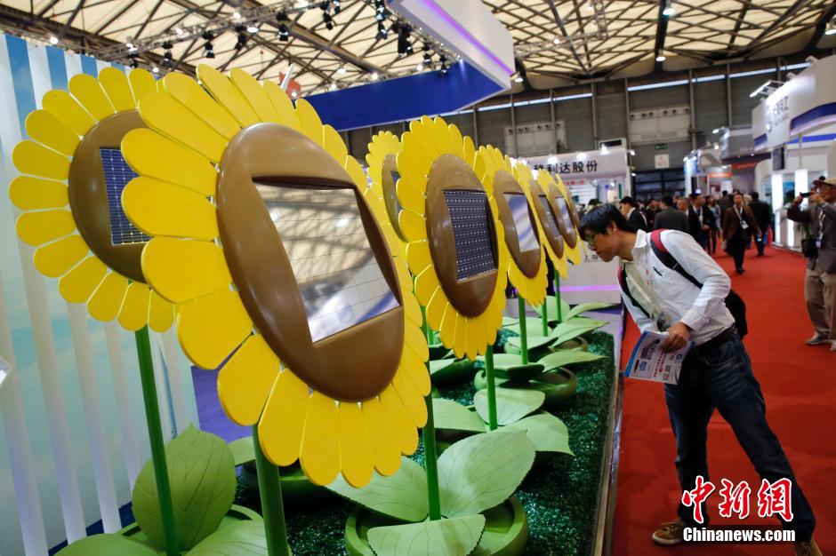 Sample machine of China's Mars rover lights industry fair