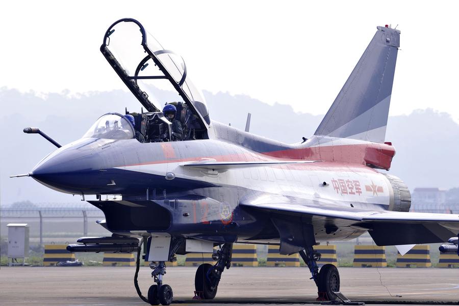 Aerial acrobats perform at China Airshow