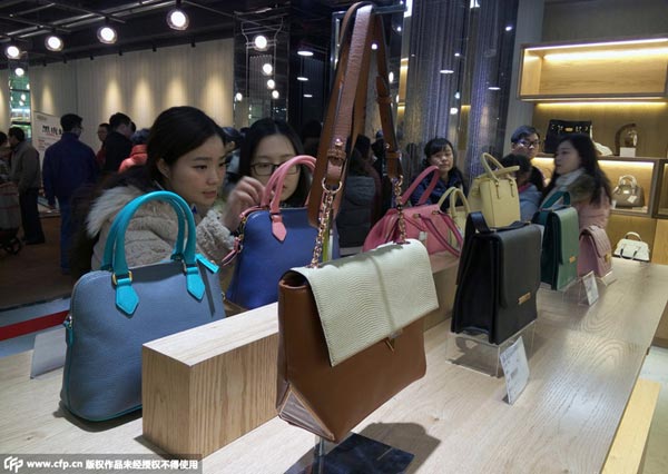 Duty-free shop in Central China becomes instant hit
