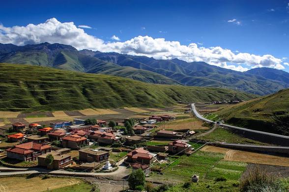 Tibet sees record high tourist arrivals in 2014