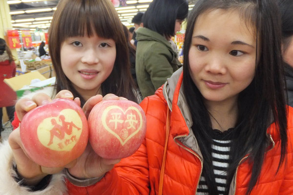 China agrees to allow imports of all US apples