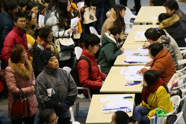 Graduates swarm to job fair in Jiangsu province