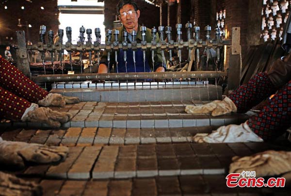 Traditional way of baking bricks in Hubei continues