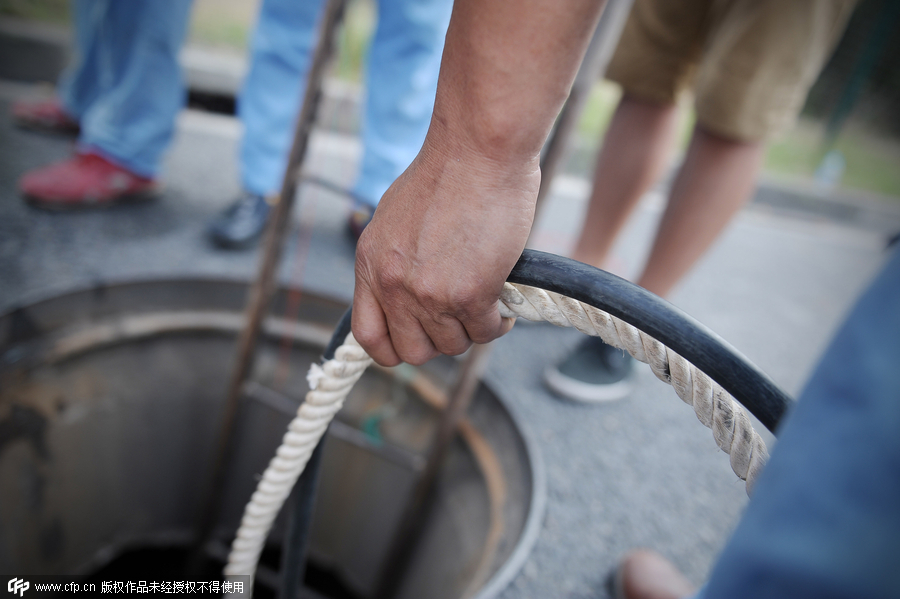 'Frogmen' dredge pipelines in Shanghai