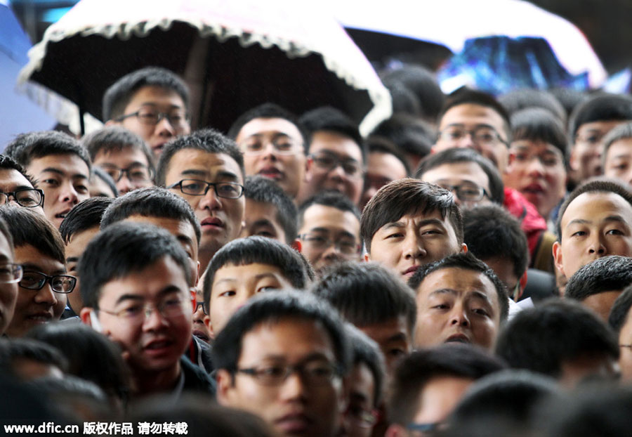 Thousands of college graduates line up to attend job fair in Xi'an