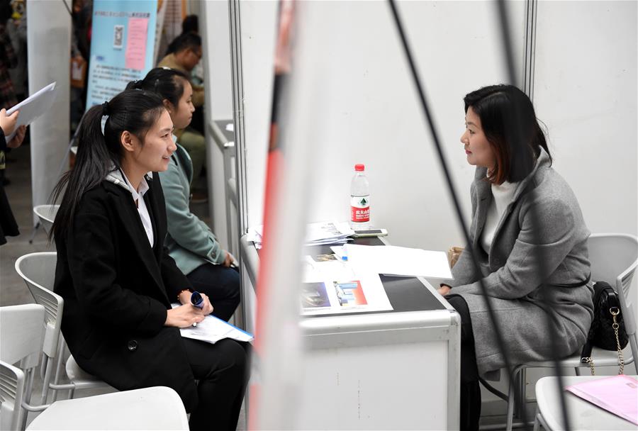 Students crowd job fair in East China's Nanjing