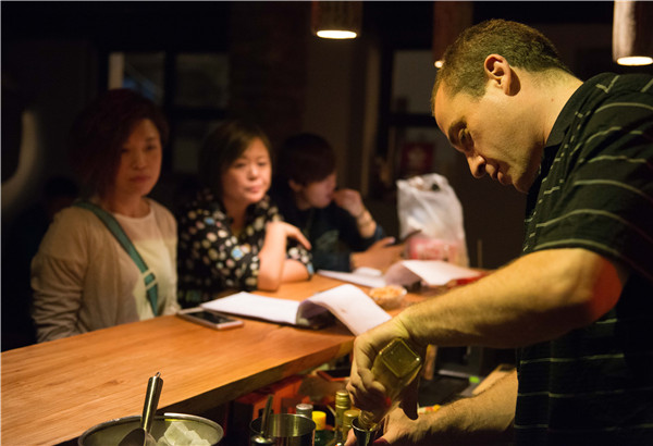 A cocktail made with Baijiu lures foreigners, young Chinese