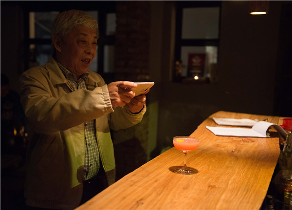 A cocktail made with Baijiu lures foreigners, young Chinese