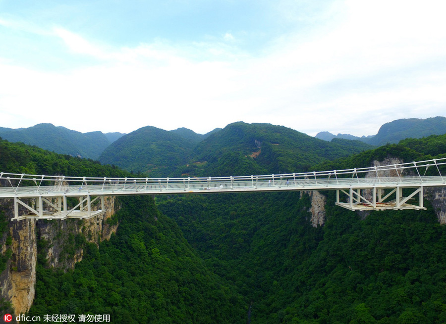 World's longest glass-bottomed bridge takes shape in Hunan