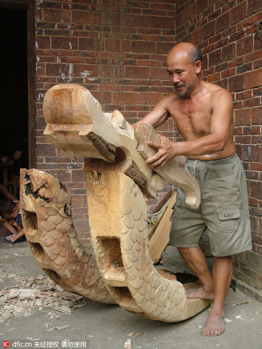 Elderly man carries on 1,000-year old dragon boat craft